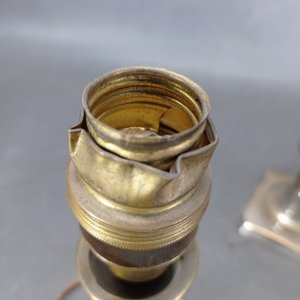 Par de Veladores de Bronce con Pantallas - imagen 7