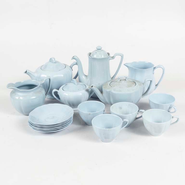 Lote siguiente: Servicio de té y lunch de porcelana inglesa celeste
