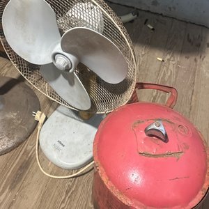 Lote siguiente: Ventilador de Mesa y Olla Metálica Roja