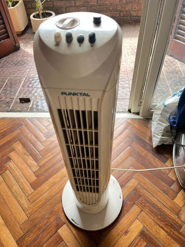 Ventilador vertical giratorio en buen estado