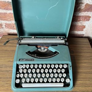Lote siguiente: Máquina de Escribir Olivetti Lettera 82 Vintage con Estuche