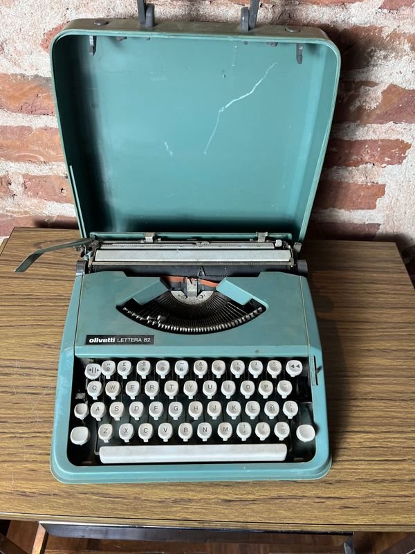 Máquina de Escribir Olivetti Lettera 82 Vintage con Estuche