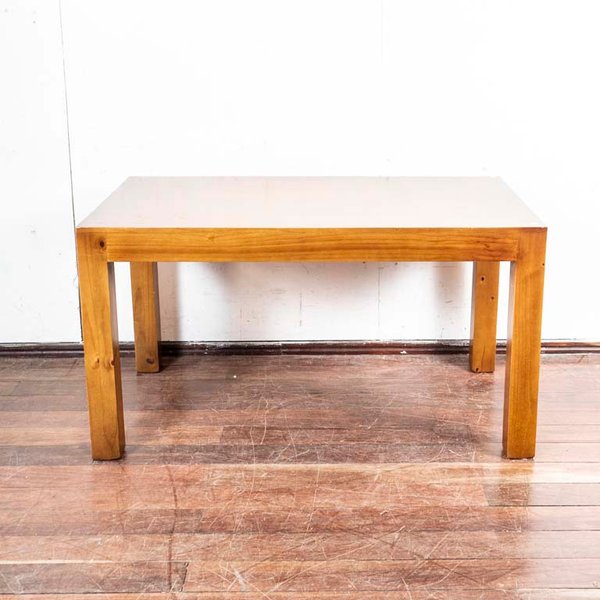 Mesa de comedor de madera con detalles en el lustre y patas rayadas - imagen 1