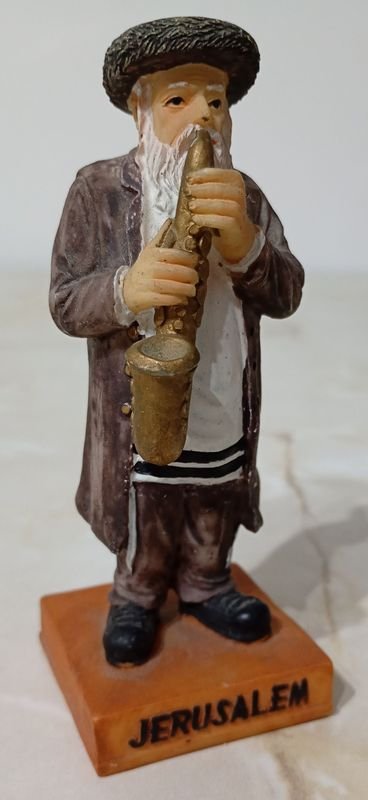 Lote siguiente: Figura de sazofonista tocando parado con leyenda 'JERUSALEM'