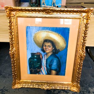 Cuadro estilo mexicano con dama y jarrón, marco dorado labrado - imagen 2
