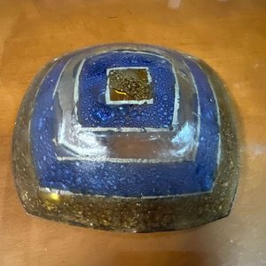 Centro de Mesa Cuadrado de Vidrio Pintado Azul y Dorado - imagen 3