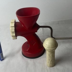 Lote siguiente: Antigua Máquina para Picar Carne Roja con Manivela