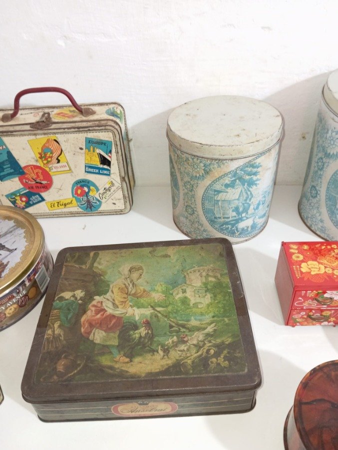 Colección de latas metálicas vintage para decoración - imagen 4