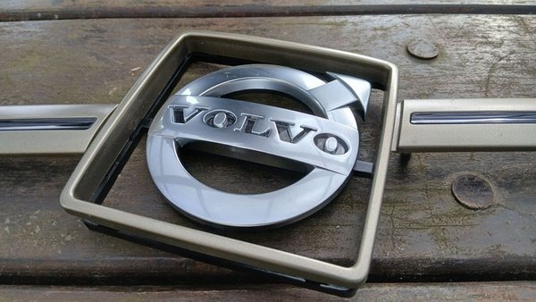 Emblema Frontal Volvo para Parrilla - Pieza de Auto - imagen 1