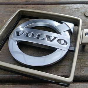 Lote siguiente: Emblema Frontal Volvo para Parrilla - Pieza de Auto