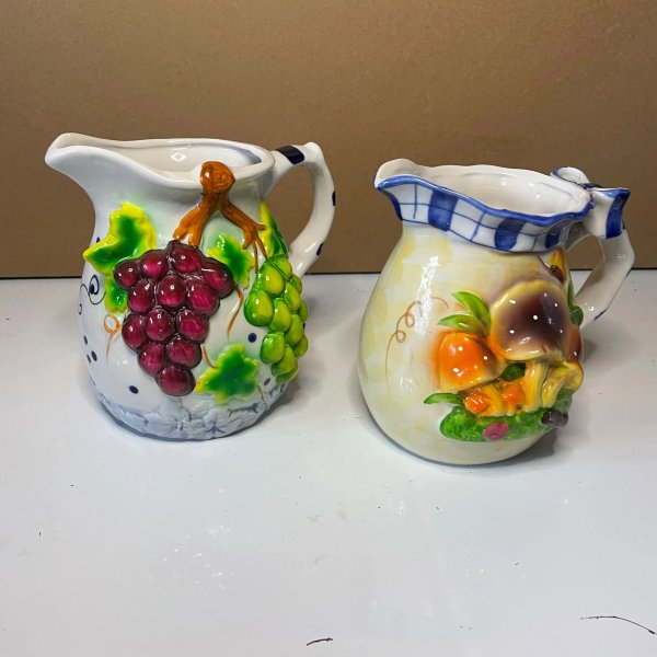 Juego de 2 Jarras Decorativas con Relieves de Frutas y Flores