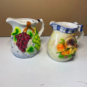 Lote siguiente: Juego de 2 Jarras Decorativas con Relieves de Frutas y Flores