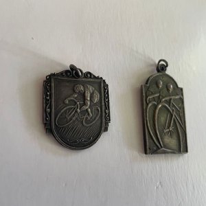 Lote de 2 Medallas Plateadas de Ciclistas Estilo Art Nouveau - imagen 1