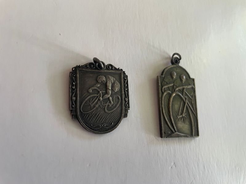Lote de 2 Medallas Plateadas de Ciclistas Estilo Art Nouveau