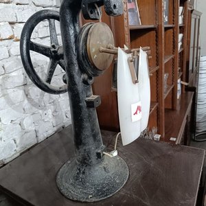 Lote siguiente: Farol Decorativo Antiguo de Hierro y Vidrio