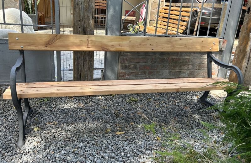 Banco de madera con diseño antiguo y estructura metálica - imagen 6