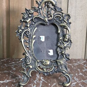 Antiguo Portarretrato de Bronce Estilo Barroco con Querubín - imagen 1