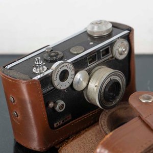 Cámara Fotográfica Argus Americana Vintage con Estuche de Cuero - imagen 2