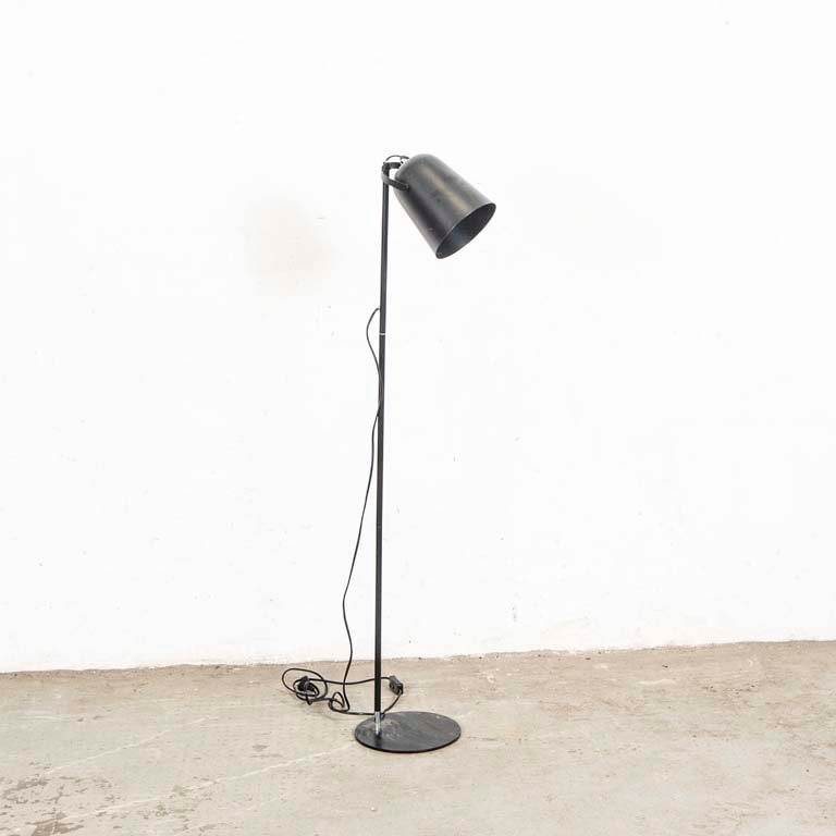 Lote anterior: Lámpara de pie en metal con detalles de pintura