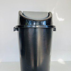 Lote anterior: Tacho de Basura Negro con Tapa Gris 48x64 cm