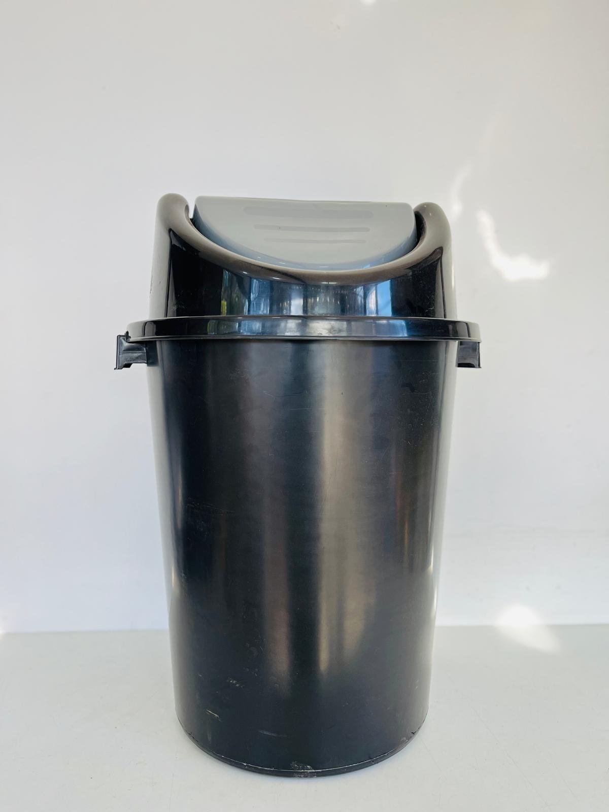 Tacho de Basura Negro con Tapa Gris 48x64 cm