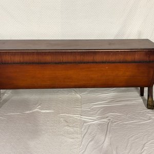 Gran Mostrador/Consola de Madera con Labrados y Patas de León Doradas - imagen 8