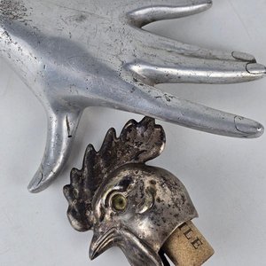 Lote anterior: Tapón de Botella con Forma de Cabeza de Gallo Plateado