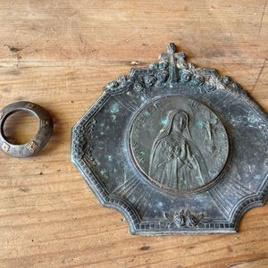 HERMOSA PIEZA RELIGIOSA FRANCESA Y BOQUILLA DE MATE GALLETA - imagen 1