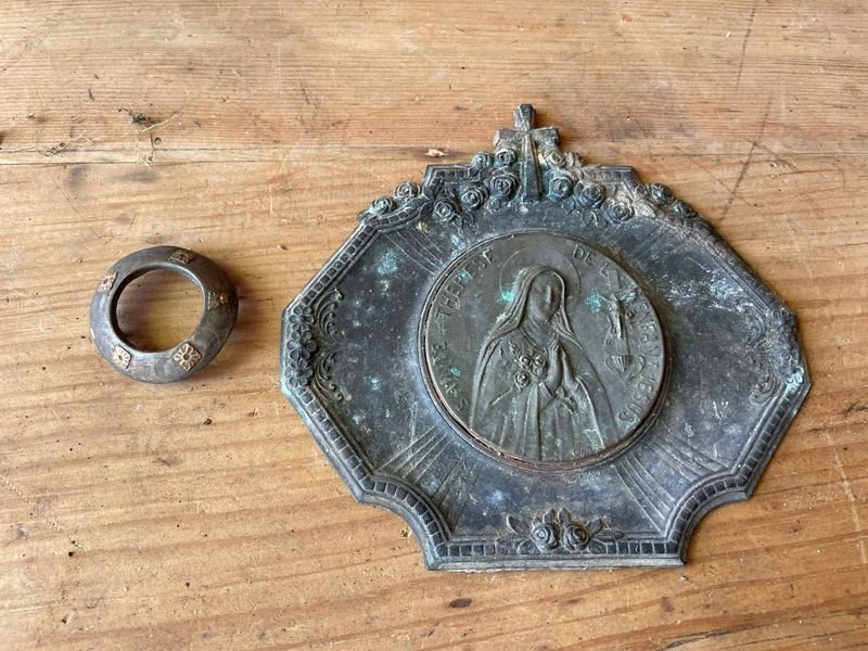 HERMOSA PIEZA RELIGIOSA FRANCESA Y BOQUILLA DE MATE GALLETA