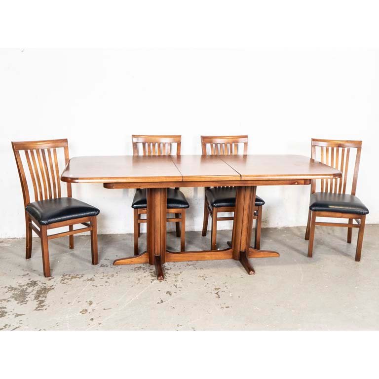 Lote anterior: Mesa de comedor con sillas de cuero