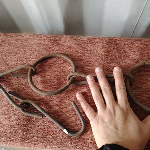 Lote siguiente: Gancho Antiguo de Hierro Forjado con Cadenas y Argollas