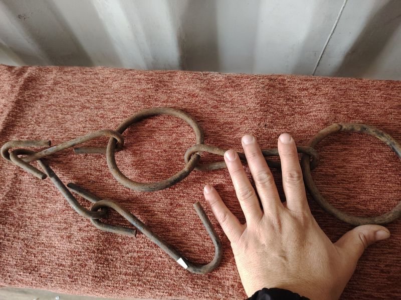 Gancho Antiguo de Hierro Forjado con Cadenas y Argollas