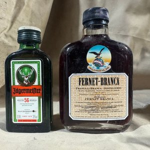 Lote siguiente: Lote de Botellas Selladas: Jägermeister y Fernet Branca Originales