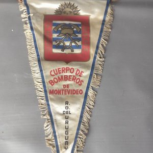 Lote siguiente: Banderín Antiguo Cuerpo de Bomberos de Montevideo R.O. del Uruguay