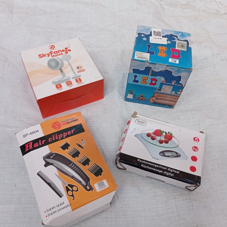Cuatro piezas: veladora + maquina para cabello + balanza de cocina + ventilador portátil.