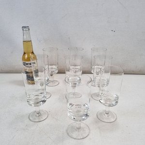 Lote siguiente: Juego de 9 Copas de Cristal Transparente con Base Torneada