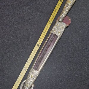 Lote anterior: Cuchillo de Hoja Larga con Vaina Decorada Estilo "Picasso"
