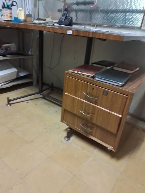 Lote de 2 escritorios de madera y hierro con cajoneras