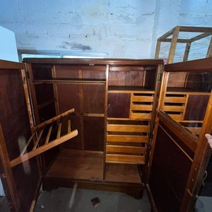 Ropero de Madera Oscura con Dos Puertas y Compartimentos Interiores - imagen 2