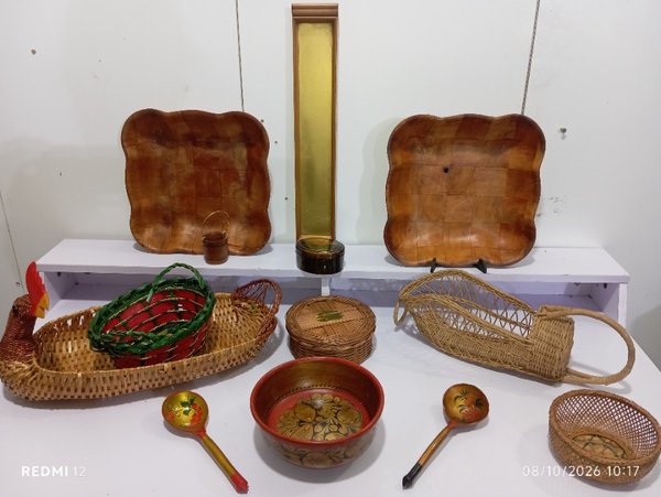 Lote de 13 piezas: Fuentes de madera, cuencos, canastas y adornos - imagen 1