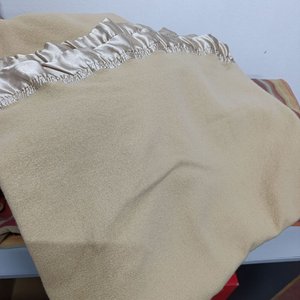 Lote siguiente: Frazada de Lana Beige 2 Plazas con Ribete Satinado