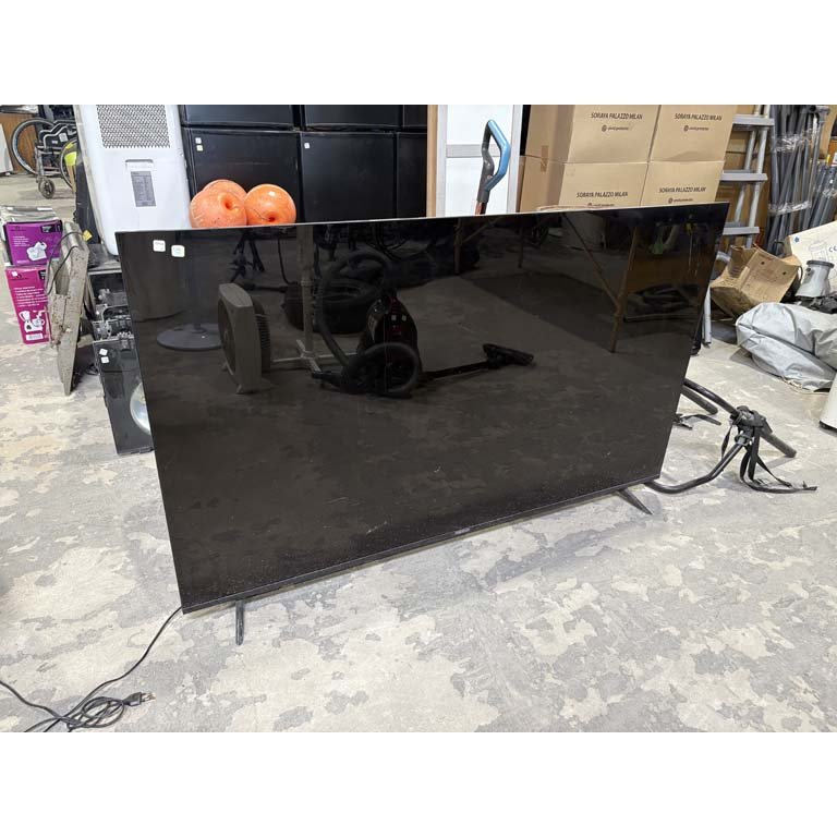 Lote siguiente: TV Xion 65" a la vista, pantalla rota