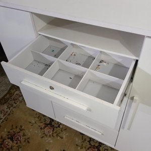 Cómoda Blanca Rodante con 2 Puertas y 4 Cajones - imagen 6
