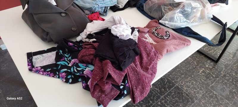 Gran lote de ropa variada - imagen 2