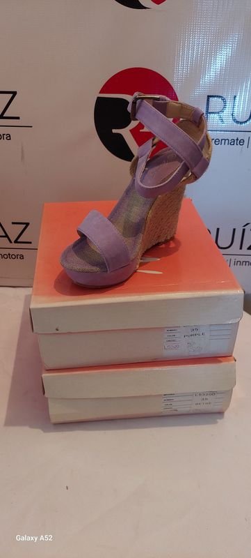 Lote siguiente: Zapatos de tacón alto y libros