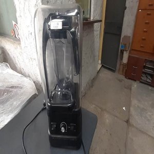 Lote siguiente: Licuadora Profesional Industrial Negra con Protector