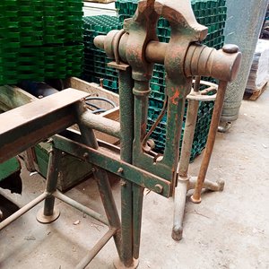 Morsa de Herrero Antigua con Base de Hierro - imagen 3
