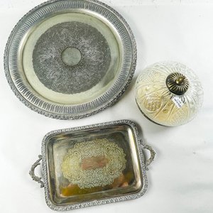 Lote de 3 piezas: 2 bandejas de metal calado y plafón de vidrio tallado - imagen 2