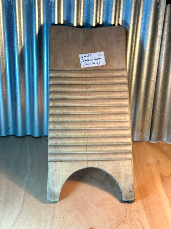 Tabla de lavado (pequeños orificios de polillas pero antiguas) - imagen 1