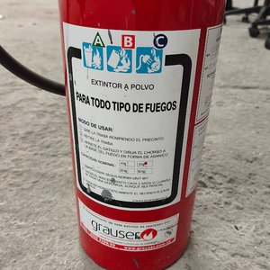 Extintor Portátil Rojo Grauser con Manguera y Manómetro - imagen 2